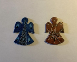 Engel soapstone plat gekleurd rood en blauw