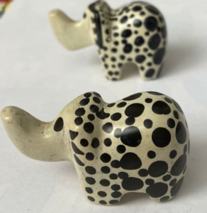 Olifant klein zwart-wit zeepsteen